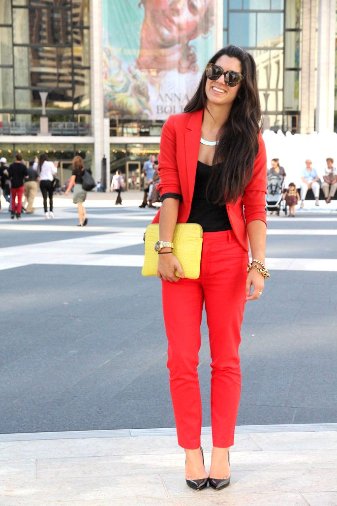 Что можно одеть с красными брюками женщине фото